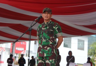 Dandim 1310/Bitung saat memberikan arahan kepada personil yang akan melaksanakan pengamanan pada even FPSL Kota Bitung