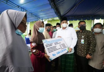 Plt Bupati Bintan, Roby Kurniawan saat menyerahkan bantuan santunan jaminan kecelakaan kerja dan beasiswa anak dari BPJS Ketenagakerjaan sebesar Rp.168.124.576 kepada Ahli waris Sri Raya Fitri. (2000 pixel).