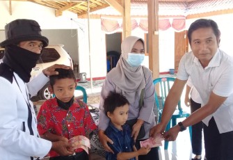 Kades Tumpukan Didampingi Perangkat Desa Memberikan Bansos Pribadi Kepada Anak Yatim, Rabu (14/09/22).