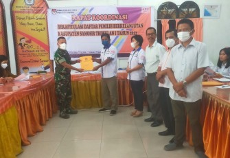 Danramil 03/Pangururan di acara Rakor Rekapitulasi DPB di Kantor KPU Samosir.