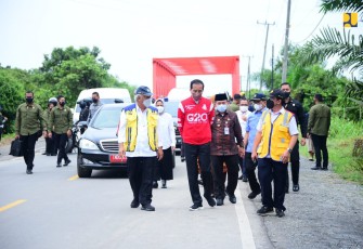 Peninjauan dilakukan Presiden Jokowi saat dalam perjalanan dari Kota Jambi menuju kawasan Cagar Budaya Candi Muaro Jambi, tepatnya di Jalan Batanghari II - Zona Lima (STA 07+000) Kabupaten Muaro Jambi, Kamis (7/4/2022). 