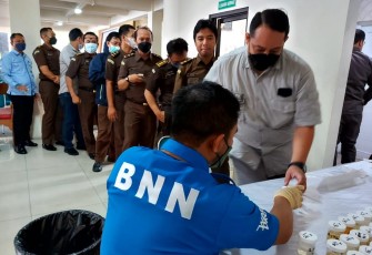 Sejumlah pegawai di Kejati Jawa Tengah sedang mengantri untuk dilakukan tes urine oleh petugas BNNP Jawa Tengah, Kamis (24/11/2022). (Foto : Istimewa)