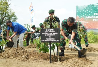 Pangkostrad Letjen TNI Maruli Simanjuntak, M.Sc dan Direktur Utama PKT, Rahmad Pribadi saat tanam pohon