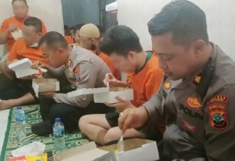 Kapolres Bitung AKBP Alam Kusuma tengah saat makan siang bersama tahanan Polres