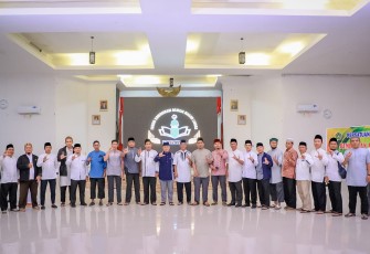 Bupati Lingga, Muhammad Nizar saat mengukuhkan Forum Komunikasi Remaja Lingga (FORMAL) di aula Kantor Bupati, Minggu (19/06/2022) malam.