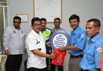 Pemko Tebing Tinggi melaui Dinas Perhubungan memberikan bantuan subsidi sektor transportasi kepada pengemudi angkot (angkutan kota) dan betor (becak bermotor), Rabu (14/12/2022) di ruang aula Dinas Perhubungan kota, Jl. Gunung Agung, Kelurahan Tanjung Marulak. 