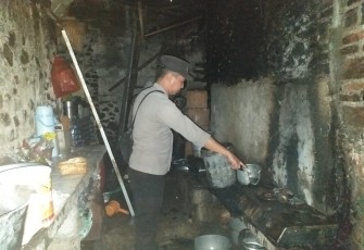Kondisi dapur rumah Minem (80), di Watu Sambung RT 03 RW 06, Desa Plumbon, Tawangmangu, Kabupaten Karanganyar usai api berhasil dipadamkan, Selasa (26/7/2022). (Foto : Istimewa)