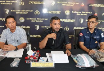 Kasat Reskrim Polres Metro Jakarta Barat Kompol Haris Kurniawan saat konferensi pers.
