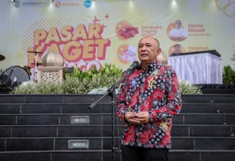 Menteri Koperasi dan UKM Teten Masduki dalam acara Pasar Kaget SMESCO 2022 di Area Depan Gedung SMESCO Indonesia, Jakarta, Selasa (25/4).