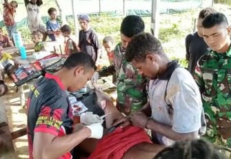 Satgas Yonif 126/KC saat Berikan Pertolongan pada korban