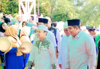 Bintan Roby Kurniawan SPWK bersama Ustaz Das’ad Latif saat memasuki Masjid Baitul Makmur.