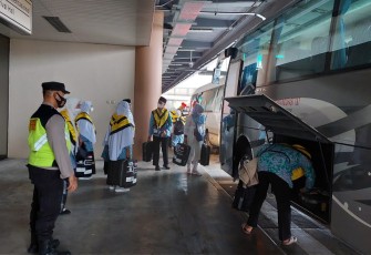 Polsek Kawasan Bandara Hang Nadim Batam Lakukan Pengamanan Kedatangan Calon Jamaah Haji dari Kabupaten Anambas