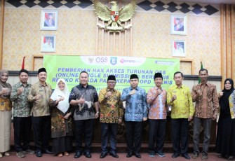 Asisten I Khairil Anwar, saat membuka secara resmi acara Pemberian Hak Akses Turunan Online Single Submission (OSS) Berbasis Resiko Kepada Kepala OPD terkait, di Ruang Pola Provinsi Bengkulu, Kamis (4/8).