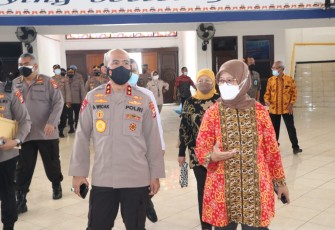 Kapolda Bengkulu Irjen Pol Drs. Agung Wicaksono M,Si., saat meninjau lokasi vaksinasi di UNIB, kAMIS (31/03/2022).