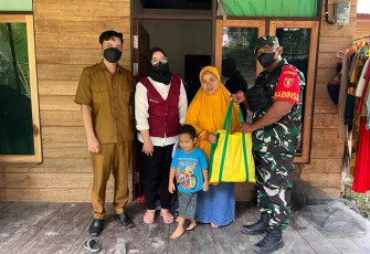 Babinsa Koramil Waru saat Bantu Sembako Masyarakat Stunting dan Warga Miskin Terdampak Banjir