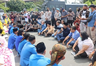 Gabungan Personil Polda dan Polres saat Kawal Unras PMII Terkait Kenaikan BBM