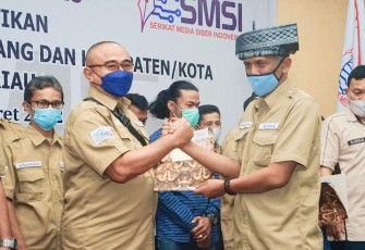 Pengurus Cabang SMSI Kepri dan SMSI 7 Kabupaten Kota di Kepri saat dilantik di Hotel Aston, Tanjungpinang Selasa (29/3) malam.