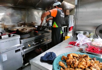 Kodim Palangka Raya Bersama Komunitas ACT dan Kelurahan Kalampangan Siapkan 500 Porsi Makanan Berbuka Puasa 