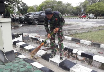 TNI Jajaran Korem 102 Pjg Bersihkan TMP 