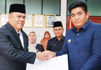 Bupati Roby (kanan) saat penyerahan SK ke Ronny Kartika sebagai Pejabat Sekda Bintan.