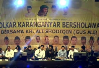 Acara Golkar Karanganyar Bersholawat bersama KH Ali Shodiqin (Gus Ali), di Alun - Alun Malanggaten, Kecamatan Kebakkramat, Kabupaten Karanganyar, Sabtu (10/1/2022) malam.