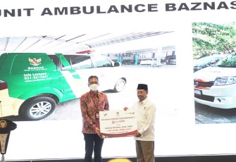 Bank Jatim saat Serahkan CSR Mobil Ambulance ke BAZNAS secara simbolis, Rabu (14/9/2022) malam.
