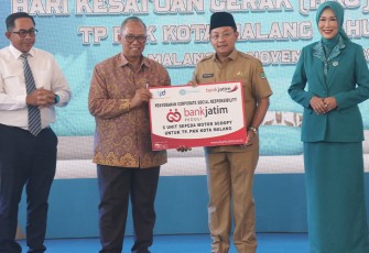 Bank Jatim saat Serahkan CSR ke Pemkot Malang secara simbolis