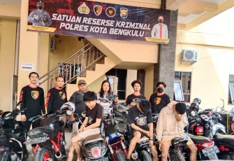 Ketiga Tersangka diatas motor dan barang bukti sebanyak 9 motor saat diamankan petugas.