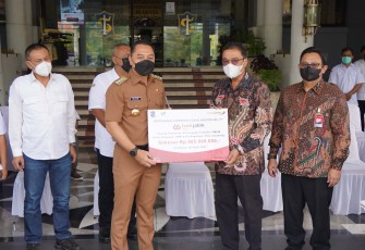 Direktur TI dan Operasi Bank Jatim, Tonny Prasetyo, saat menyerahkan CSR secara simbolis kepada Wali Kota Surabaya Eri Cahyadi
