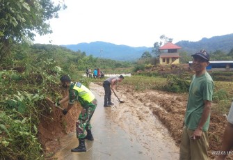 Tim Patroli Polsek gotong royong bersama Anggota Babinsa dan Warga berupaya membersihkan material tanah longsor 