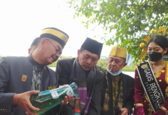 Anggota DPRD Nuzuludin Gelar Prosesi Pengambilan Air Danau Dendam Tak Sudah