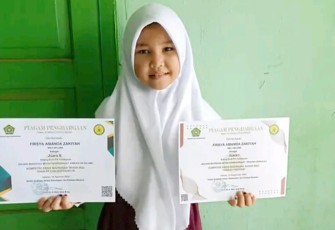 Firsya Amanda Zakiyah saat menunjukan piagam penghargaan yang diraihnya pada ajang KSM tingkat Kabupaten dan Provinsi, Selasa (04/10/2022).