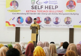 Gubernur Rohidin saat membuka Workshop yang mengangkat Tema 'Self Help, Ketika Terjadi Bullying' (Cara Menolong Diri Sendiri dan Orang Lain Ketika Mengalami Bulllying) di Hotel Adeeva Bengkulu, Kamis (13/10/2022).
