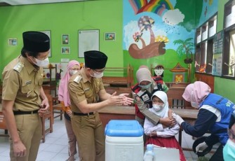 Bupati Trenggalek, Mochamad Nur Arifin, saat meninjau pelaksanaan Vaksinasi usia 6 sampai 12 Tahun di SDN 2 Surondakan, Senin (3/1/2022. (Foto Hardi Rangga)