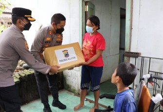 Kapolres Klaten saat menyerahkan bantuan kepada Thoyib Penyandang disabilitas 