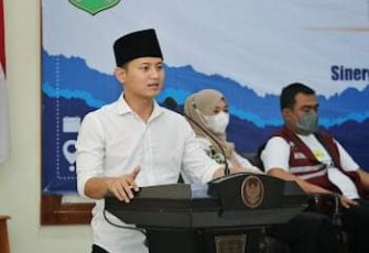 Bupati Trenggalek, Mochamad Nur Arifin, saat menjadi narasumber dalam rekrutmen dan diklat cabang Himpunan Pengusaha Muda Indonesia  (HIPMI) Trenggalek, di Gedung Barasa, Rabu 5/1/2022 (Foto : Hardi Rangga)