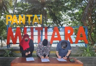 Dari kiri, Diah Yusuf, Bupati Trenggalek, Mochamad Nur Arifin, Mr. Fred Kuo, saat menandatangani, MoU di Pantai Mutiara, Kecamatan Watilimo, Sabtu, (8/1/2022) (Foto : Hardi Rangga)