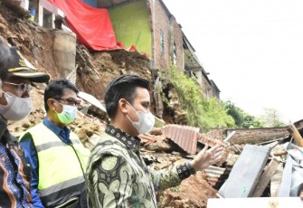 Bupati Kendal Dico M. Ganinduto melihat langsung kondisi rumah yang mengalami longsor termasuk melihat kondisi rumah yang terkena longsoran bangunan rumah.
