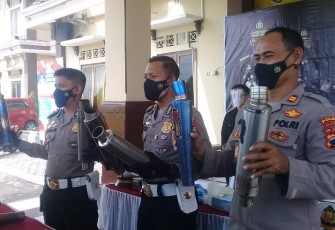 Aparat Polres Klaten Menunjukkan barang bukti yang berhasil disita