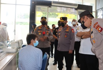 Kapolri Jenderal Listyo Sigit Prabowo mengecek langsung penerapan protokol kesehatan (prokes) dan prosedur pelaksanaan karantina bagi para Pelaku Perjalanan Luar Negeri