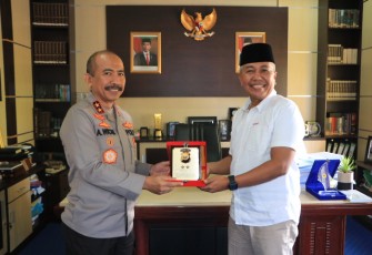 Foto : Kapolda Bengkulu,Irjen Pol Drs Agung Wicaksono, M.Si, bersama Rektor Unihaz, Dr. Ir. Yulfiperius, M.Si,  