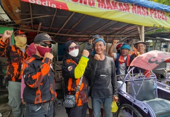 Pemuda Pancasila MPC Blora dan PAC Cepu berbagi "Sego Kobong" dan air mineral kepada warga di sekitar terminal bis Cepu