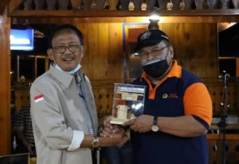 Penandatanganan nota kesepakatan oleh Bupati Pesibar, Agus Istiqlal dan Wakil Rektor 3 Universitas Pasundan, Dr. Deden Ramdan, M.Si