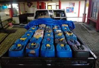 Caption: Ratusan liter arak asal Rembang yang berhasil diamankan Satresnarkoba Polres Blora