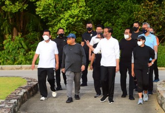 Presiden Jokowi berjalan kaki mengelilingi area The Sanchaya Resort Bintan, Kabupaten Bintan