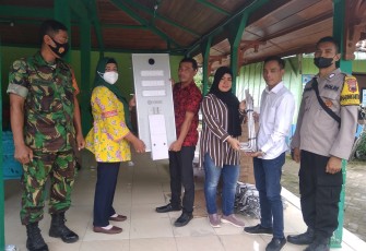 Dirut PT Multi Rancabangun Prima M Darsono menyerahkan secara simbolis material solarcel dan angkur lampu PJDTS kepada kades Kalen dan Ngraho