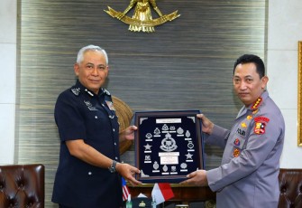 Kapolri Jenderal Listyo Sigit Prabowo bertemu Kepala Kepolisian Malaysia (Inspector General of Police) Tan Sri Acryl Sani bin Abdullah Sani, di Mabes Polri, Jakarta Selatan, Selasa (25/1/2022). 