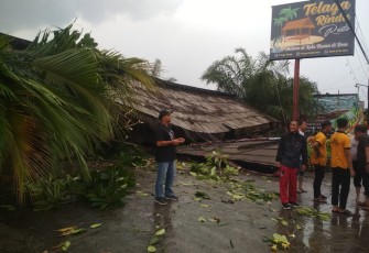 Kondisi RM Telaga Rindu, Jl Slamet Riyadi, Badran Mulyo, Desa Lalung, Kecamatan Karanganyar, setelah diterjang angin
