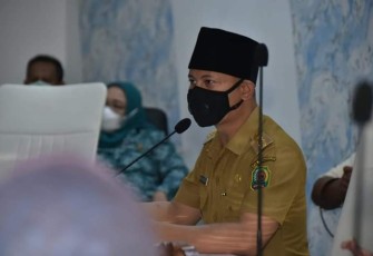 Bupati Trenggalek, Mochamad Nur Arifin, saat menggelar konsultasi publik secara hybrid (daring dan luring) di Gedung Smart Center Trenggalek, Selasa (25/1/2022) (Foto : Hardi Rangga, klikwarta.com)