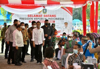 Presiden RI, Joko Widodo saat peninjauan vaksinasi di Simpang Lagoi, Bintan, Selasa (25/1/2022)